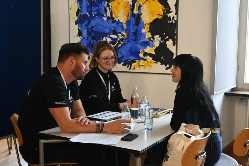 Students talking with founders at a speed-dating table